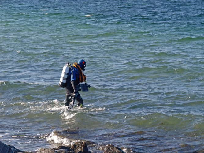 Solo diver in full kit begins his shore dive