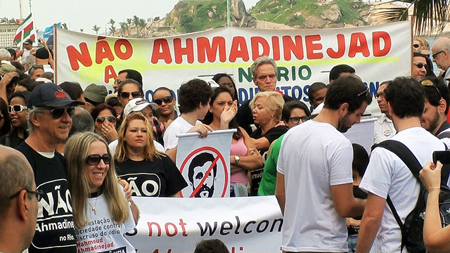 Large group of protesters in Brazil&#039;s Rio De Janeiro against Iran&#039;s president, Mahmoud Ahmadinejad