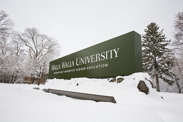Green Walla Walla University sign with white lettering welcomes students and visitors alike on a cold snowy day; but could this university be responsible for the scuba diving death of Shari Booth