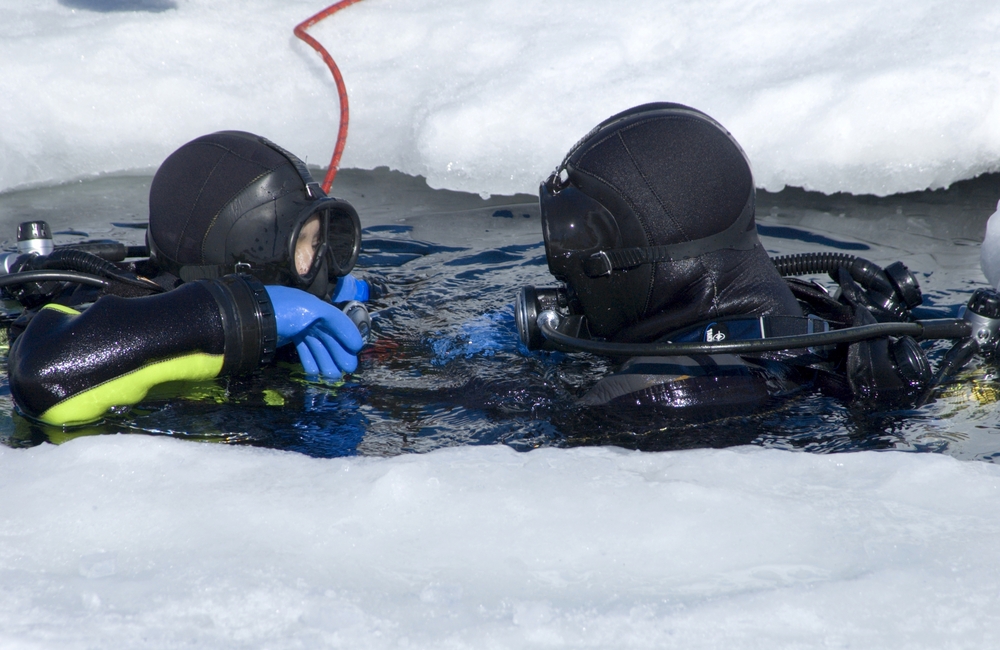 Two dive buddies enter hole in ice in Russia&#039;s White Sea and prepare for their descent