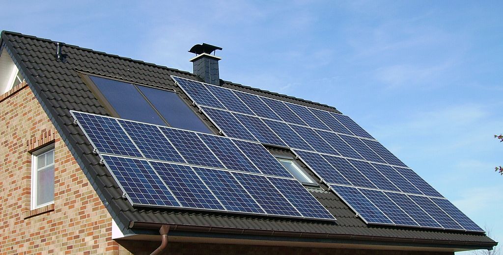 Greenpeace convinces local homeowners to put solar panels on their roof 