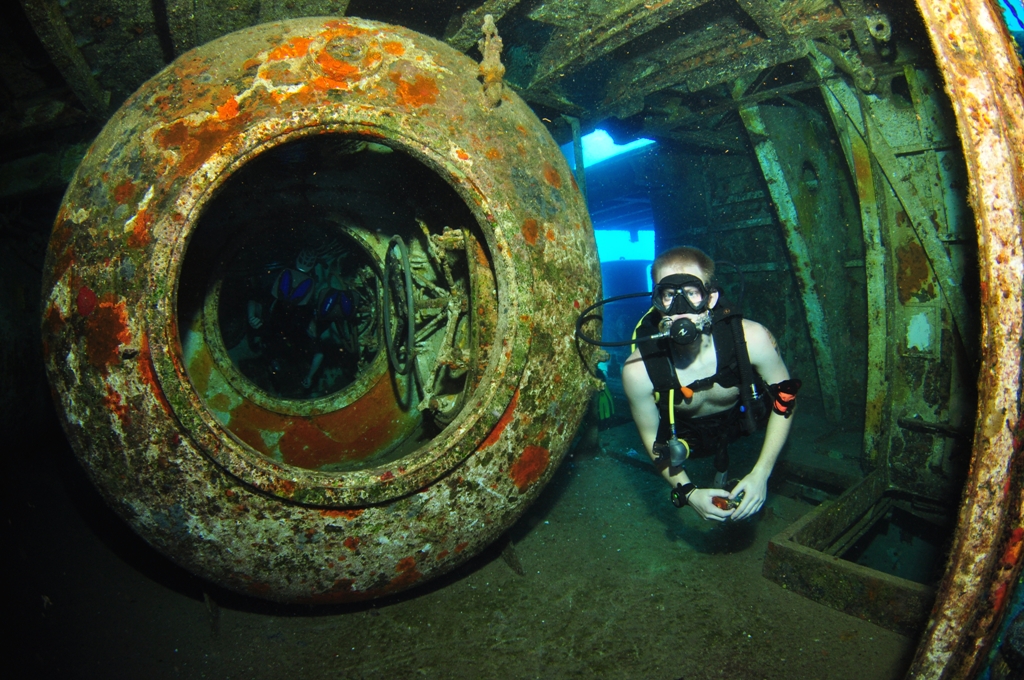 Wreck diver practices the skills he learned from his phase one wreck diving course