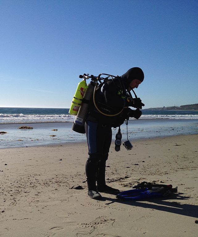 Diver in California uses a pony bottle for spare air on all of his shore dives