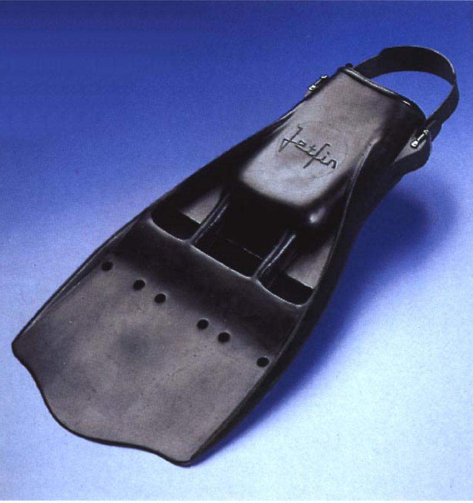 Jetfins are popular among diving professionals and the military and provide a vented blade design with adjustable straps