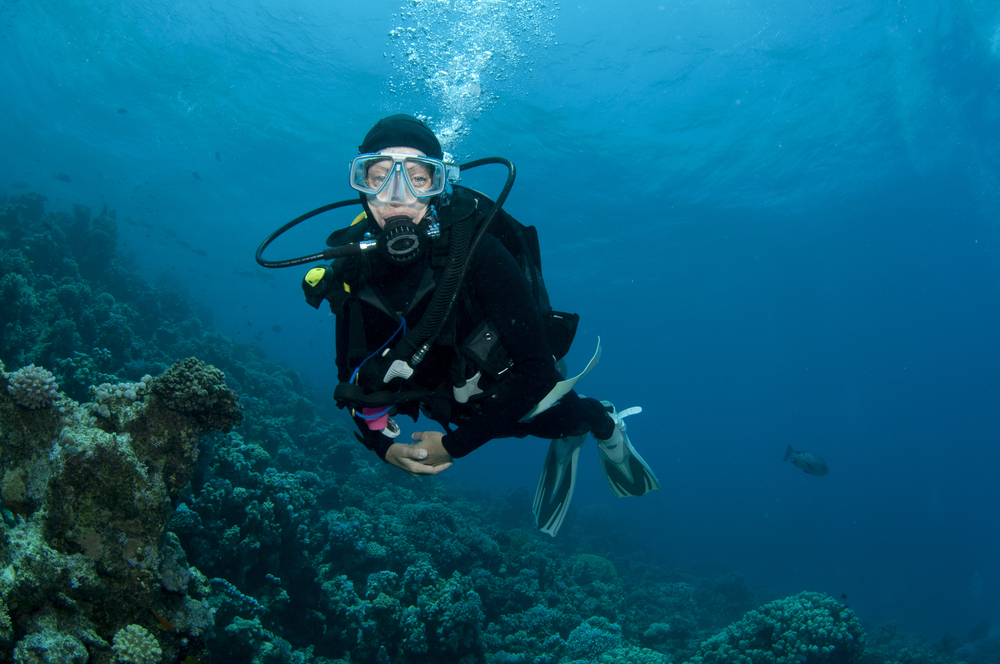 Female diver increased her bottom time by streamlining to reduce drag and using good buoyancy control