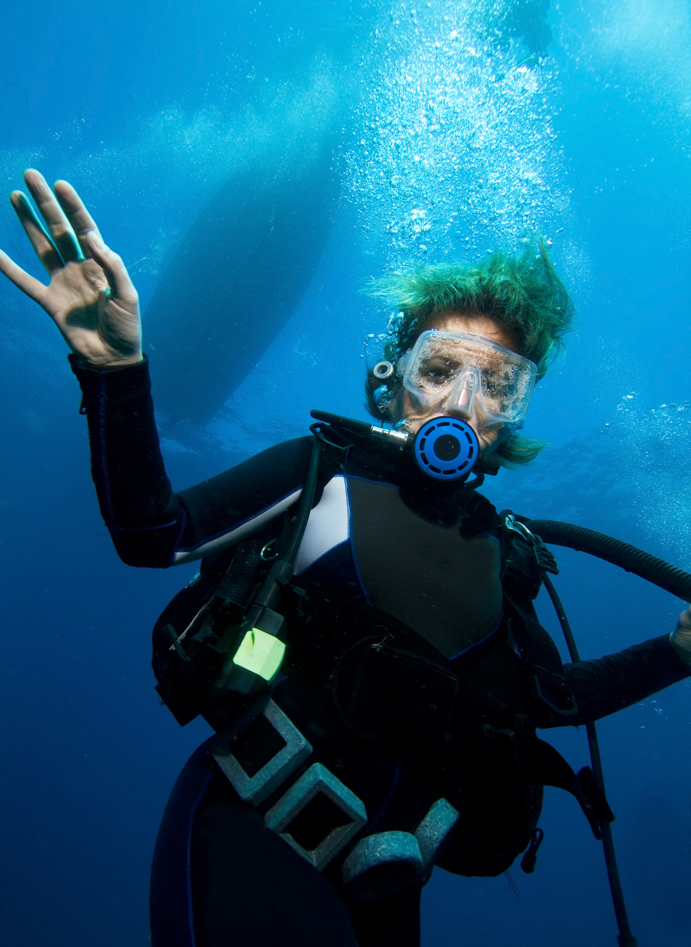 Female diver manages to avoid lung overexpansion injuries by never holding her breath during an ascent and using the proper ascent rates
