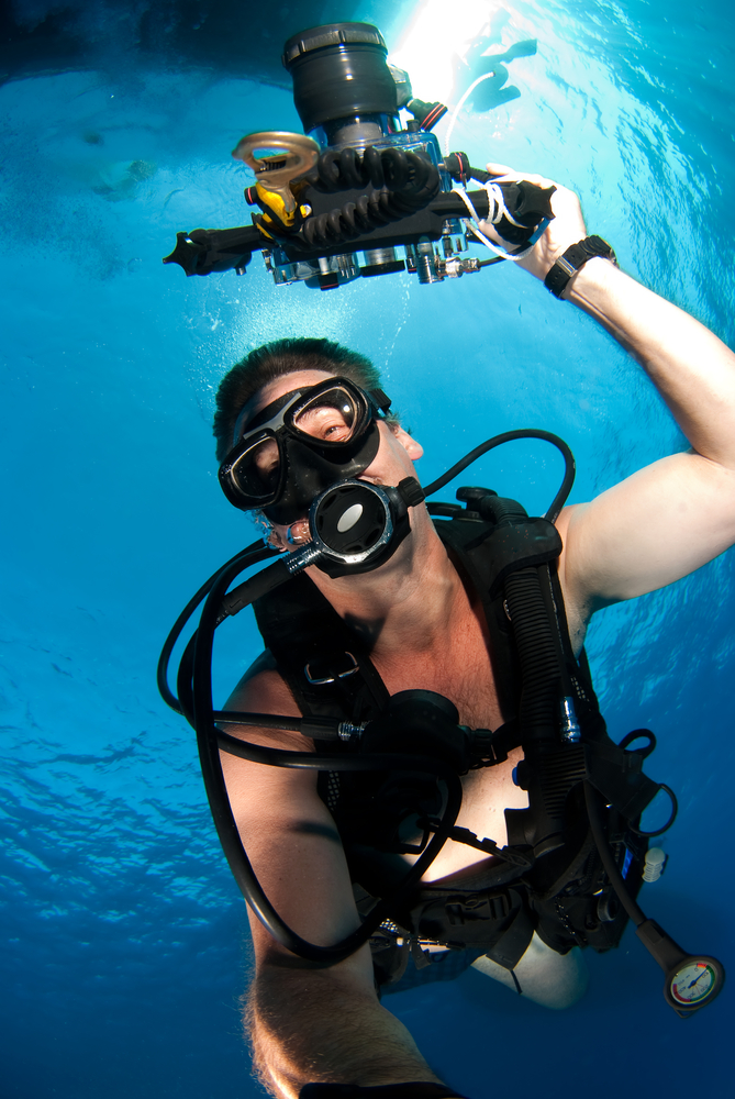 Underwater photographer makes his way to the surface after noticing that his camera housing is leaking
