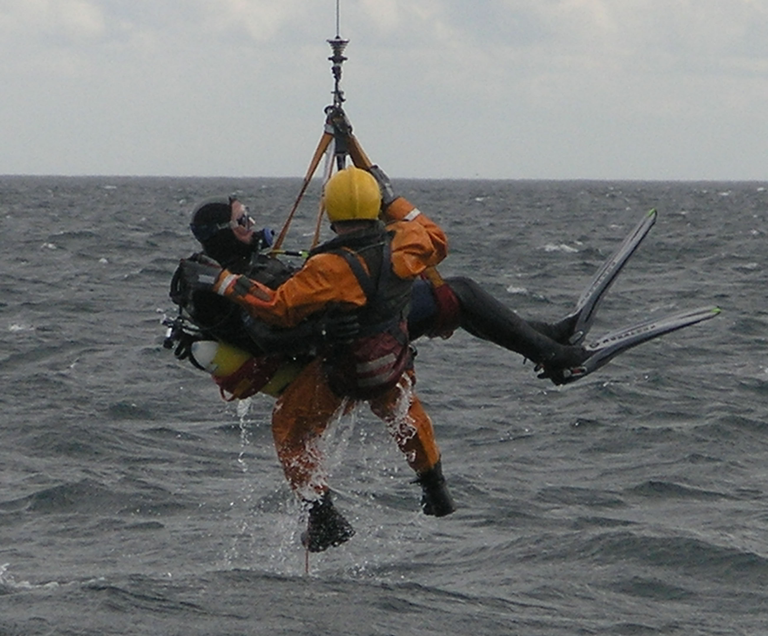 rescue diver saving incapacitated diver