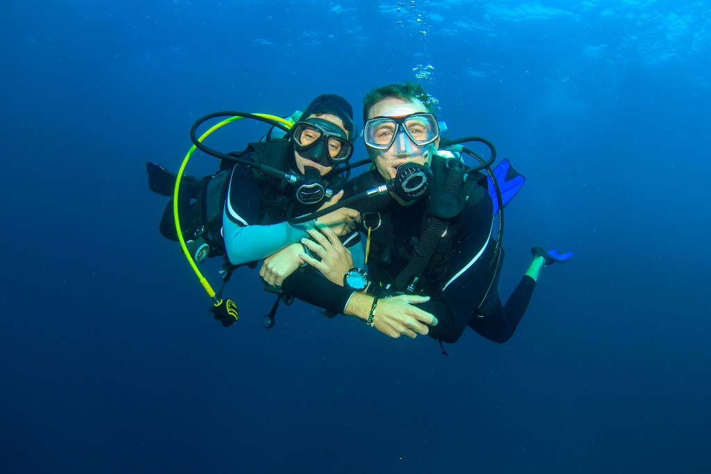 Two divers huddle at the Gudrun wreck dive site in Australia&#039;s Shark Bay