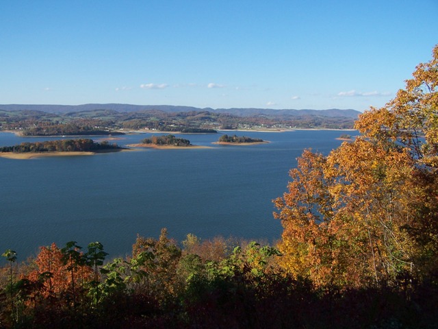 Panoramic view of Cherokee Lake in Tennessee with fall fiolage