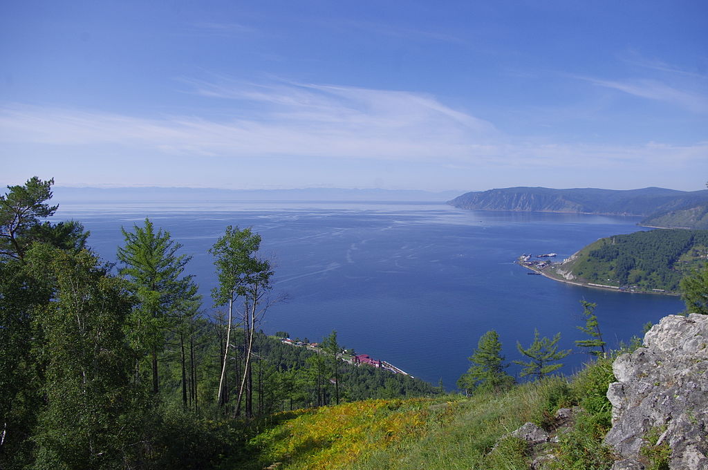 Panoramic view of Russia&#039;s Lake Baikal with clear blue water surrounded by mountainous terrain