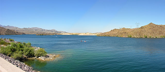 Picturesque view of Arizona&#039;s Lake Mohave with mountainous terrain in the backdrop