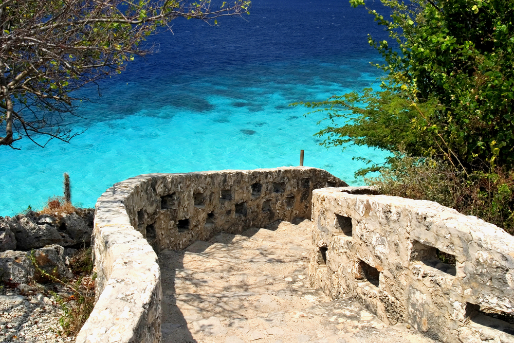 1000 steps make of rocks and concrete leads divers to Bonaire&#039;s pristine beaches and beautiful turquoise blue waters